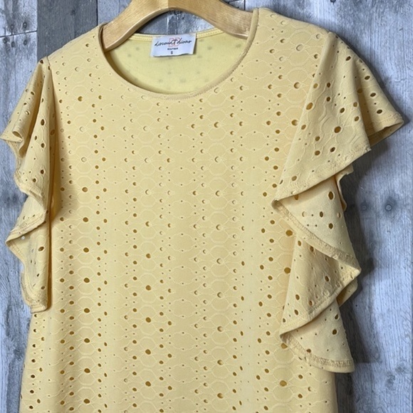 PALE yellow eyelet short sleeve blouse. Flutter sleeves. Lightly lined. Small - Picture 3 of 10